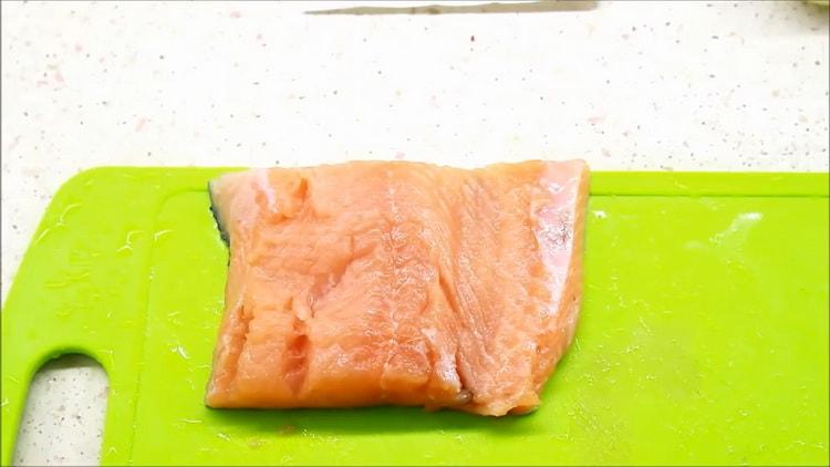 Bereiten Sie die Zutaten vor, um Fisch in einer cremigen Sauce zuzubereiten