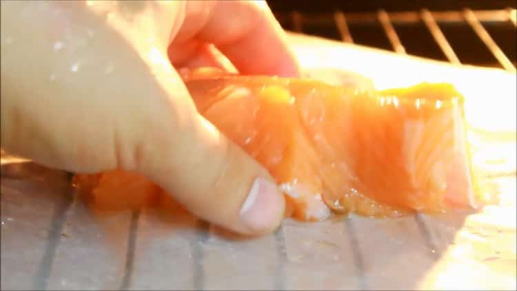 Um Fisch in einer cremigen Sauce zuzubereiten, heizen Sie den Ofen vor