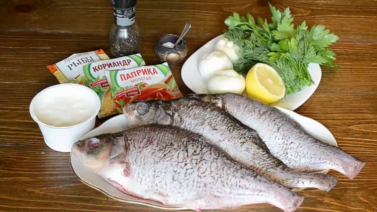 Bereiten Sie die Zutaten vor, um Fisch auf saurer Sahne im Ofen zuzubereiten