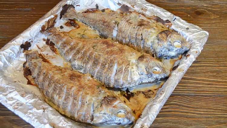 Zum Garen von Fisch mit Sauerrahm im Ofen den Ofen vorheizen