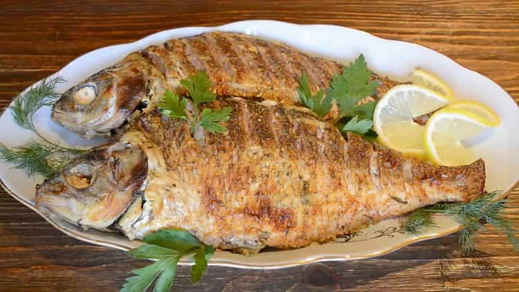 كيفية تعلم كيفية طبخ السمك اللذيذ في القشدة الحامضة في الفرن