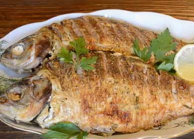 Wie man leckeren Fisch in saurer Sahne im Ofen kocht