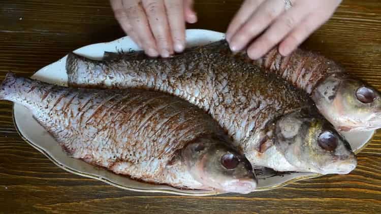 Um Fisch auf saurer Sahne im Ofen zu kochen, den Fisch bestreichen