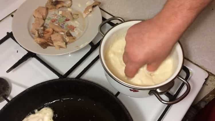 Για να μαγειρεύετε τα ψάρια στη ζύμη, τηγανίζετε τα ψάρια σε μια κατσαρόλα