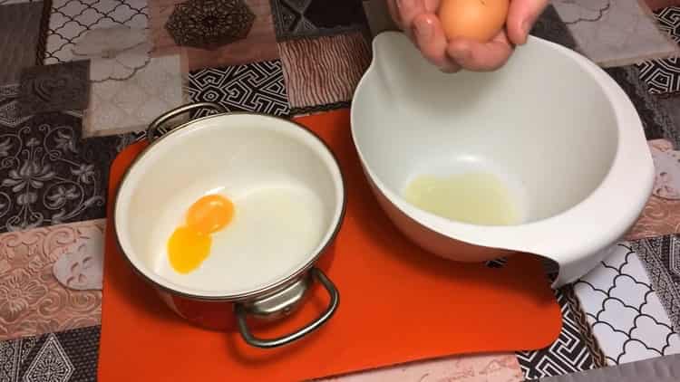 Eier schlagen, um Teig zu machen.