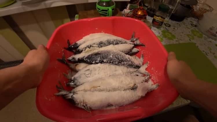 За да готвите риба с пушена риба, пригответе всичко необходимо