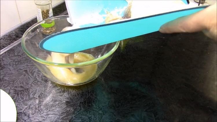 Zum leckeren Kochen von Welsfischen Eier schlagen