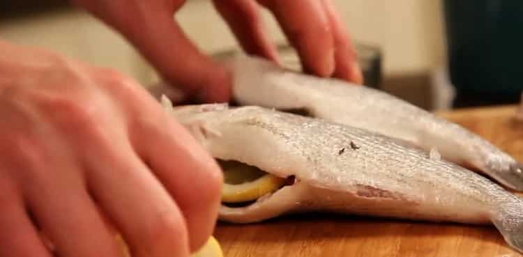 Για ψήσιμο ψαριών, φέτα ένα λεμόνι