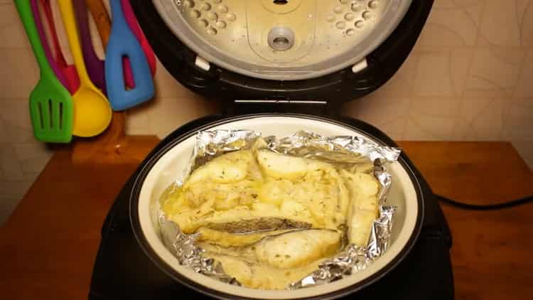 Um gedämpften Fisch in einem langsamen Kocher zu kochen, geben Sie die dampfende Form