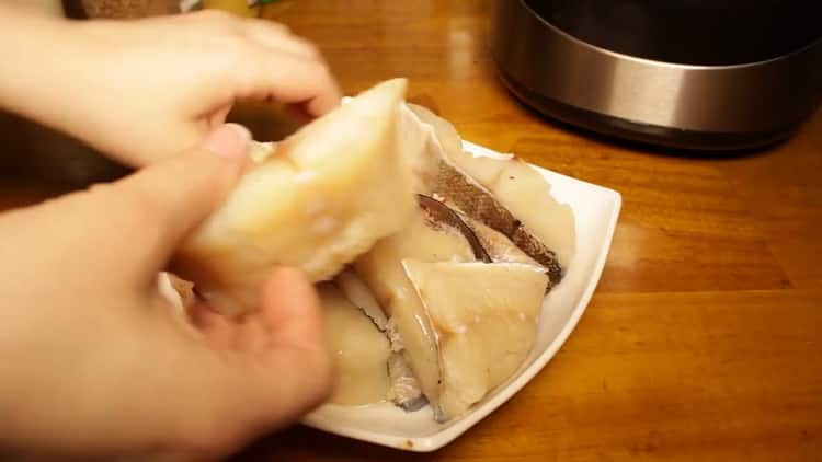 Bereiten Sie die Zutaten zu, um gedämpften Fisch in einem langsamen Kocher zuzubereiten