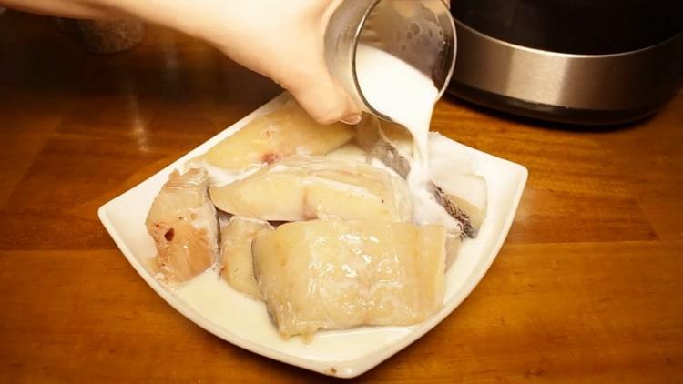 Füllen Sie den Fisch mit Milch, um gedämpften Fisch in einem langsamen Kocher zu kochen