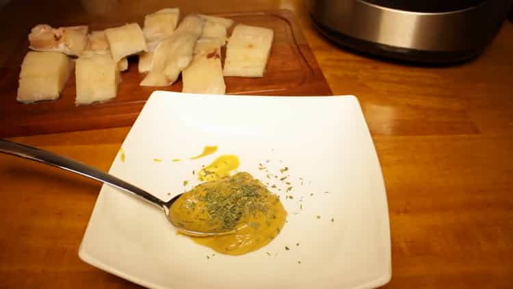 Per cucinare il pesce al vapore in una pentola a cottura lenta, preparare la salsa