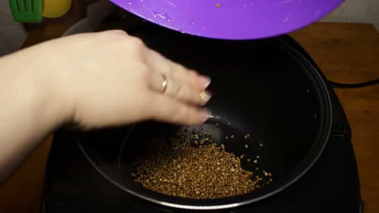 Per cucinare il pesce al vapore in una pentola a cottura lenta, preparare il grano saraceno