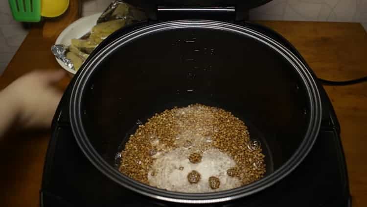 Per cuinar peix al vapor en una cuina lenta, afegiu aigua al bol