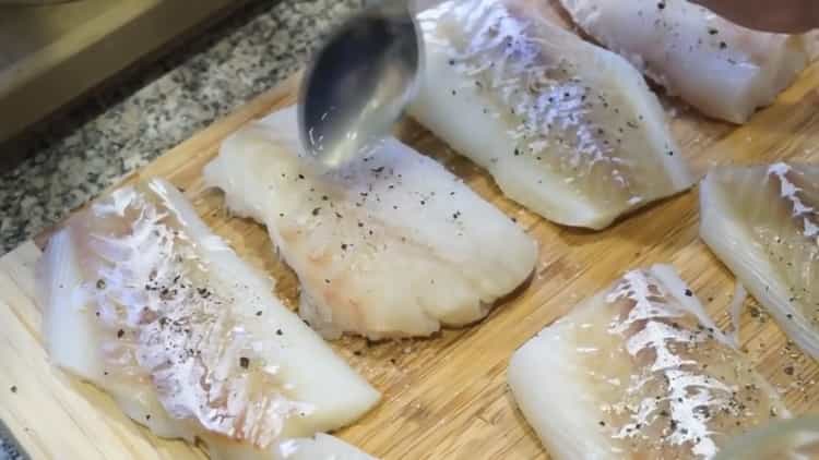 Zum Zubereiten von Fisch auf Griechisch Zitronensaft zubereiten