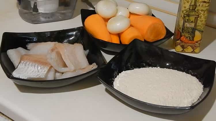 Norėdami paruošti žuvį po svogūnų ir morkų marinatu, paruoškite ingredientus