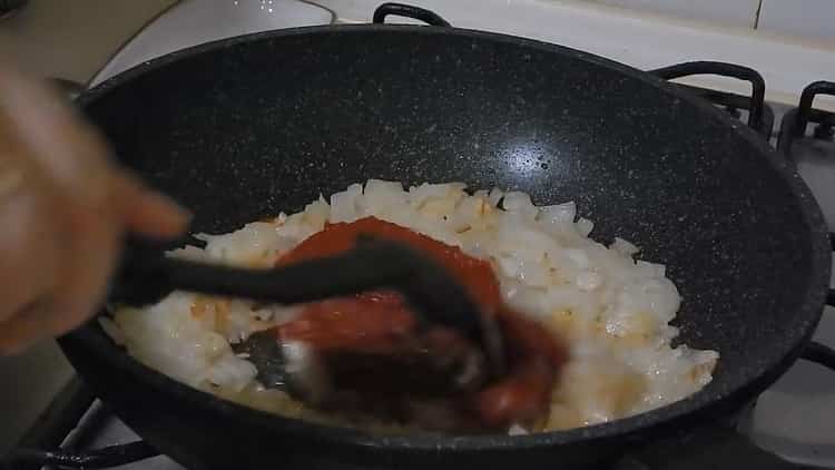 Per preparare il pesce sotto la cipolla e la carota marinata, preparare la salsa