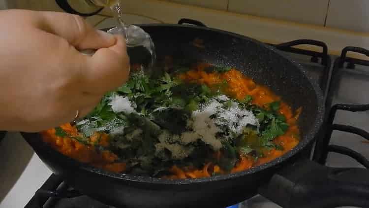 Per preparare il pesce sotto la cipolla e la carota marinata, versare acqua
