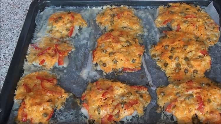 Zum Garen von Fisch unter einem Pelzmantel im Ofen den Ofen vorheizen