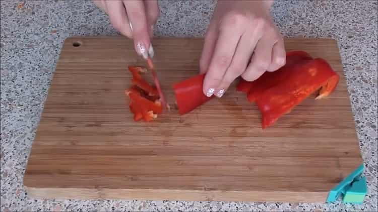 Chcete-li vařit ryby pod kožichem v troubě, nasekejte papriku