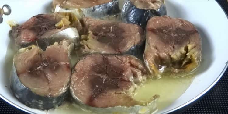 لطهي السمك والبطاطا في الفرن ، تقلى المكونات