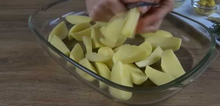 Zum Garen von Fisch und Kartoffeln im Ofen die Zutaten hacken