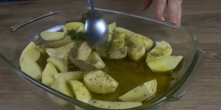 За да готвите риба и картофи във фурната, добавете олио