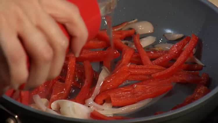 Per cucinare il pesce con riso, friggere le verdure