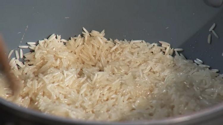 Per cucinare pesce con riso, friggi gli ingredienti