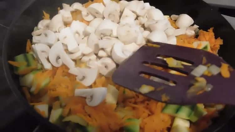 Pilze schneiden, um Fisch mit Reis im Ofen zu kochen