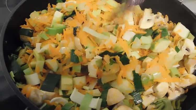 Um Fisch mit Reis zuzubereiten, braten Sie das Gemüse im Ofen