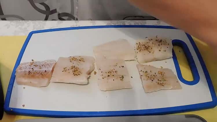 Um Fisch mit Reis im Ofen zu kochen, schneiden Sie den Fisch
