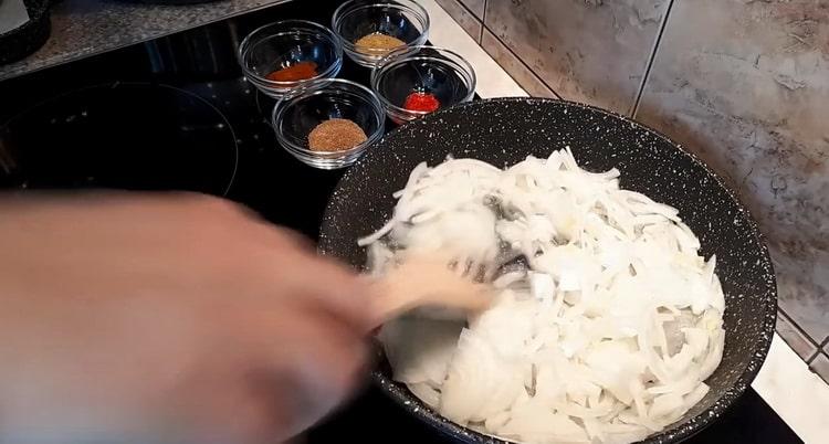 Според рецептата за готвене на риба хехе, запържете лука