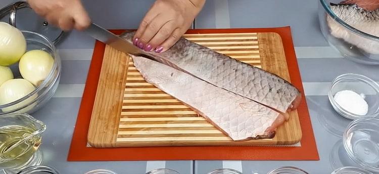 Schneiden Sie den Fisch nach dem Rezept zum Kochen von Fisch