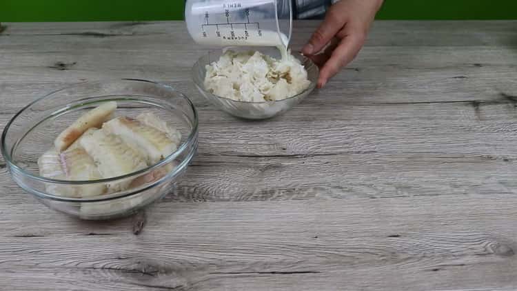 Για την παρασκευή κέικ ψαριών με βάση μια απλή συνταγή, ετοιμάστε όλα τα συστατικά