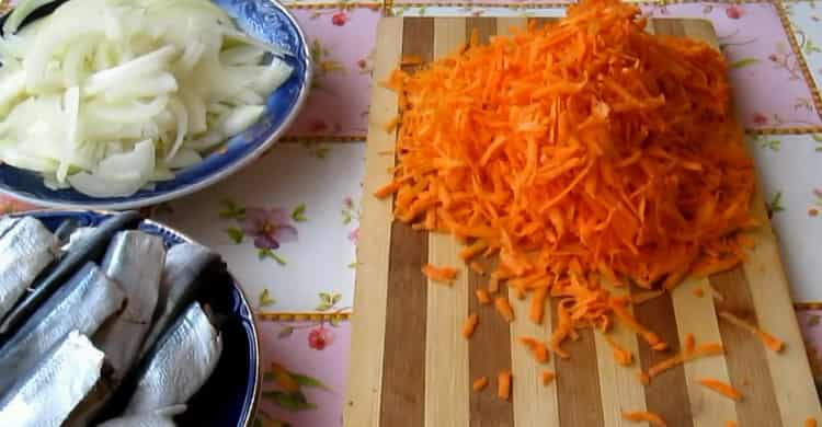 A hering egyszerű recept szerinti elkészítéséhez reszelje a sárgarépát