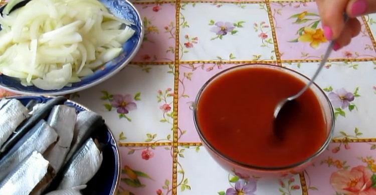 Per fare le aringhe secondo una semplice ricetta, prepara il concentrato di pomodoro