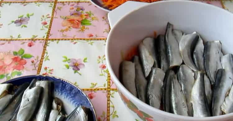 Upang ihanda ang herring ayon sa isang simpleng recipe, ilagay ang isda