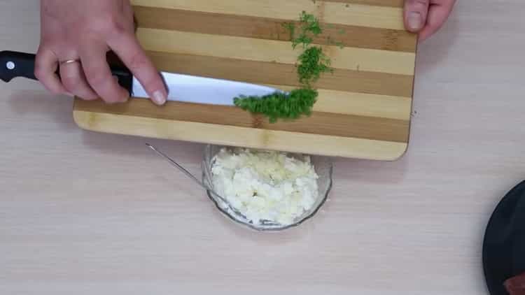 Για να προετοιμάσετε μια σαλάτα με αβοκάντο και σολομό, ανακατέψτε τα χόρτα με το τυρί cottage