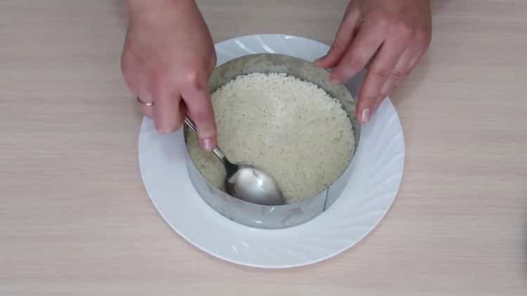 Για να προετοιμάσετε μια σαλάτα με αβοκάντο και σολομό, βάλτε το ρύζι σε ένα καλούπι