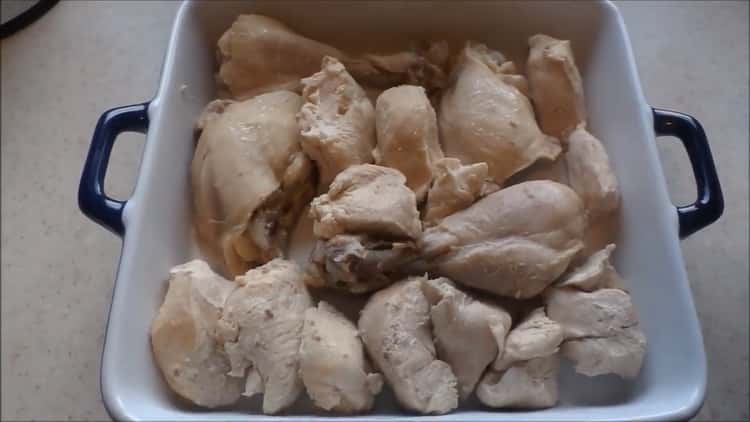За да готвите пилешки сациви на грузински, сварете месо