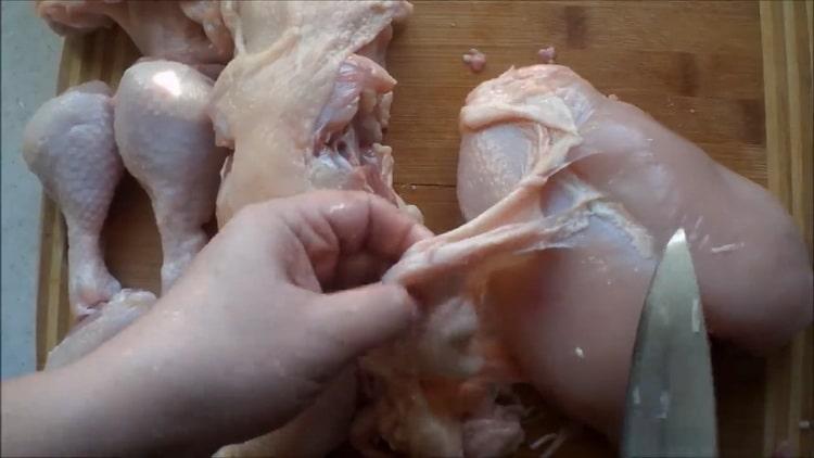 Για να κάνετε κοτόπουλο satsivi κοτόπουλο, κόψτε το κρέας