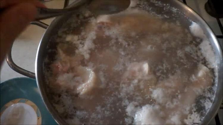 Um Hühnchen-Satsivi auf Georgisch zuzubereiten, kochen Sie die Brühe