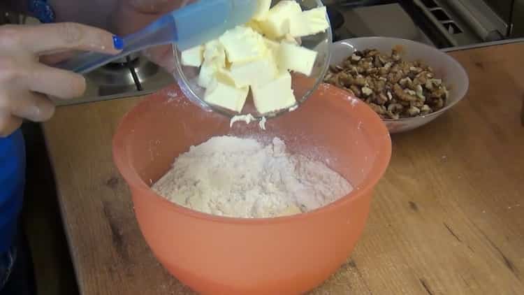 Bereiten Sie die Zutaten vor, um Butterkekse zuzubereiten