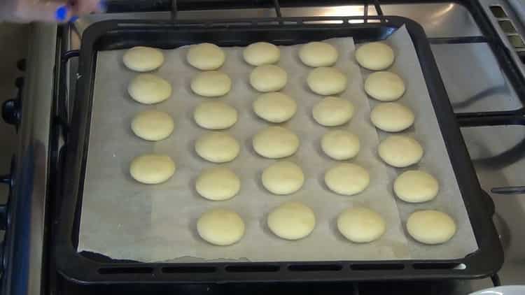 За да направите бисквити с масло, предварително загрейте фурната