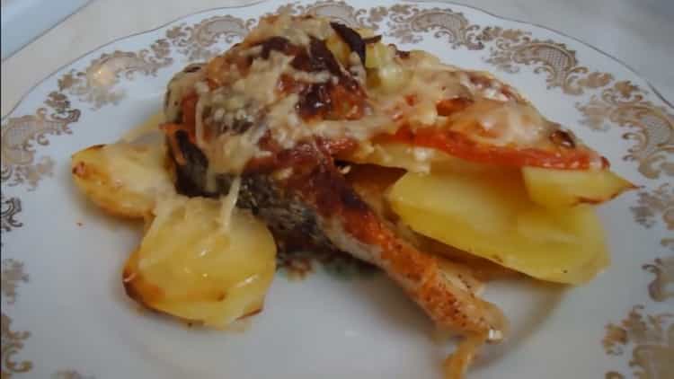 Um Lachs mit Kartoffeln im Ofen zuzubereiten, bereiten Sie die Zutaten vor