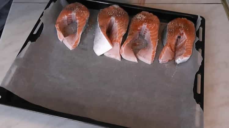 لطهي سمك السلمون مع البطاطا في الفرن ، وإعداد التوابل