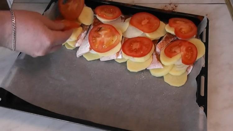 لطهي سمك السلمون مع البطاطا في الفرن ، اقطع الطماطم