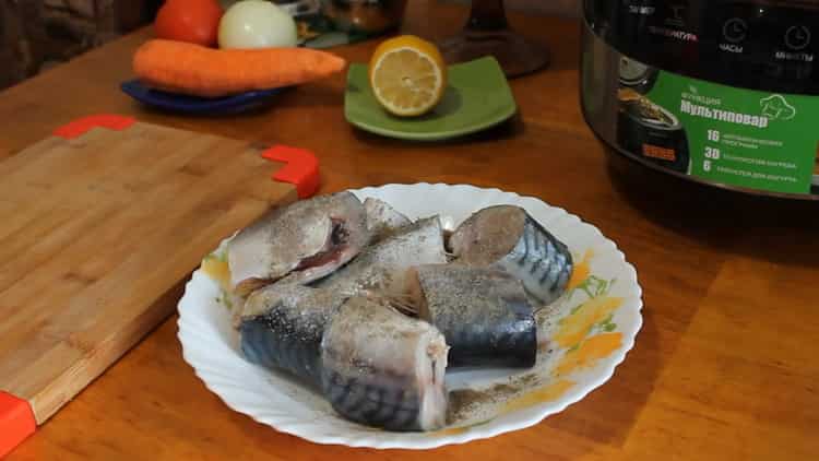 Chcete-li vařit makrelu v pomalém hrnci, nakrájejte citron
