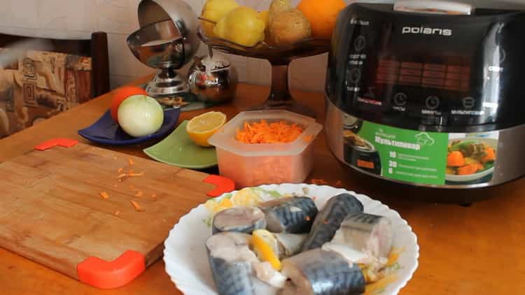 Per cuocere lo sgombro in una pentola a cottura lenta, grattugiare le carote